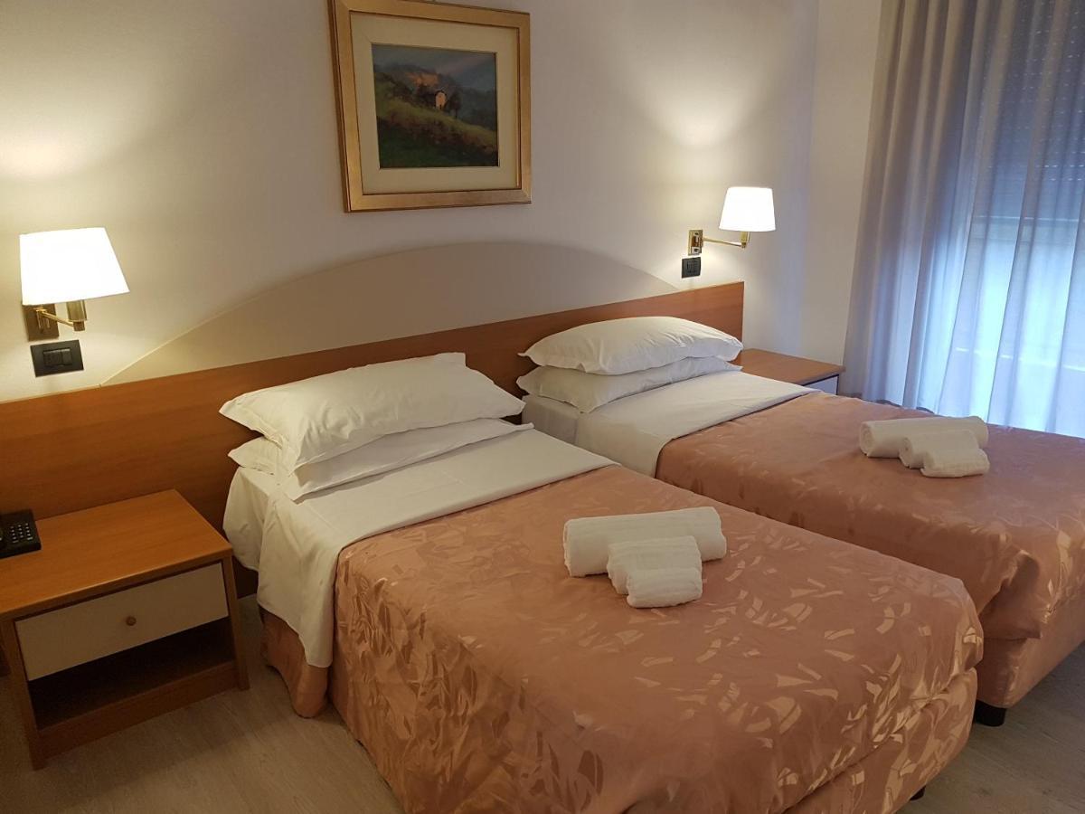 Roero Park Hotel Sommariva Perno Екстер'єр фото