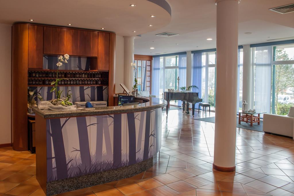 Roero Park Hotel Sommariva Perno Екстер'єр фото