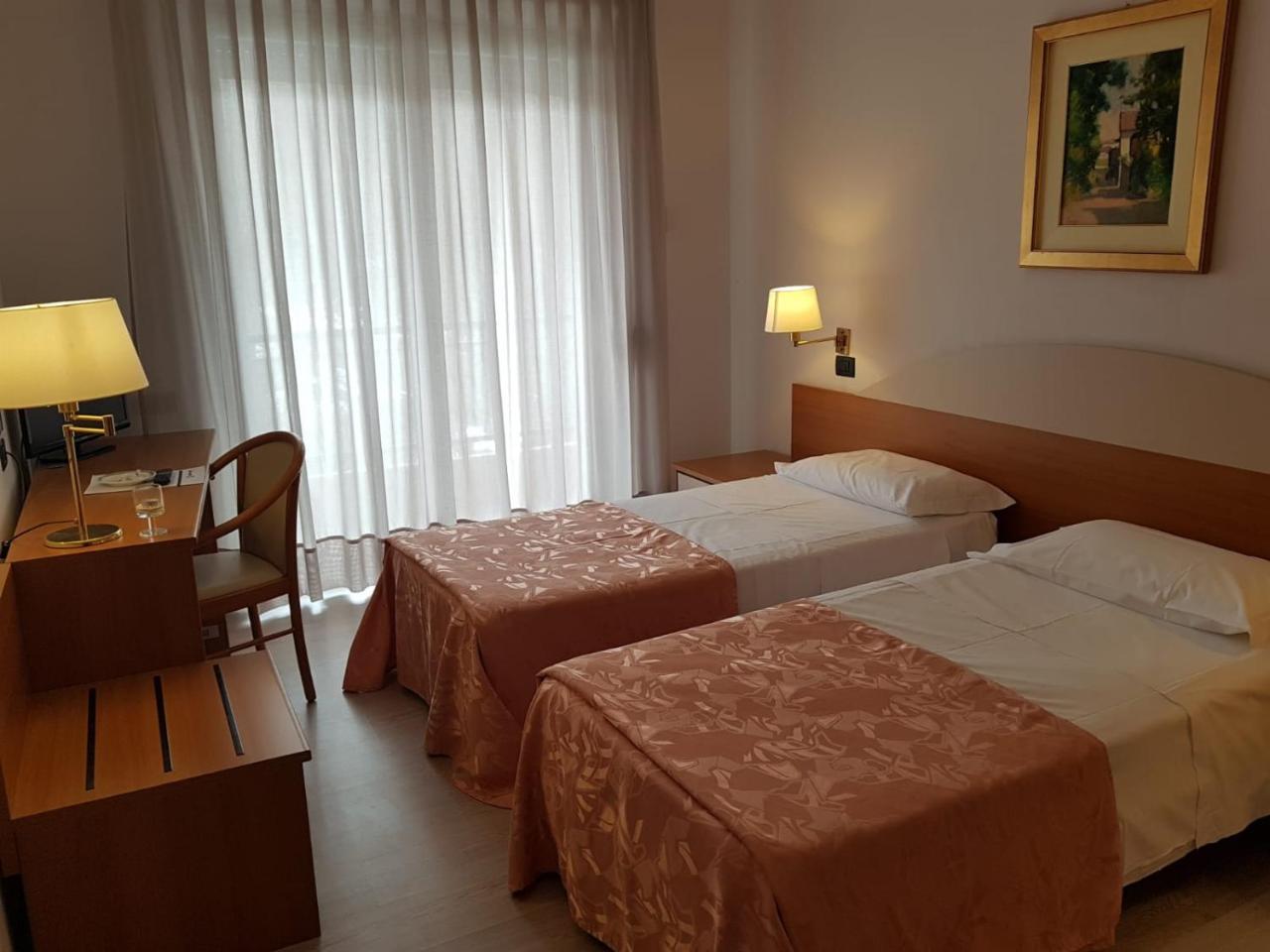 Roero Park Hotel Sommariva Perno Екстер'єр фото
