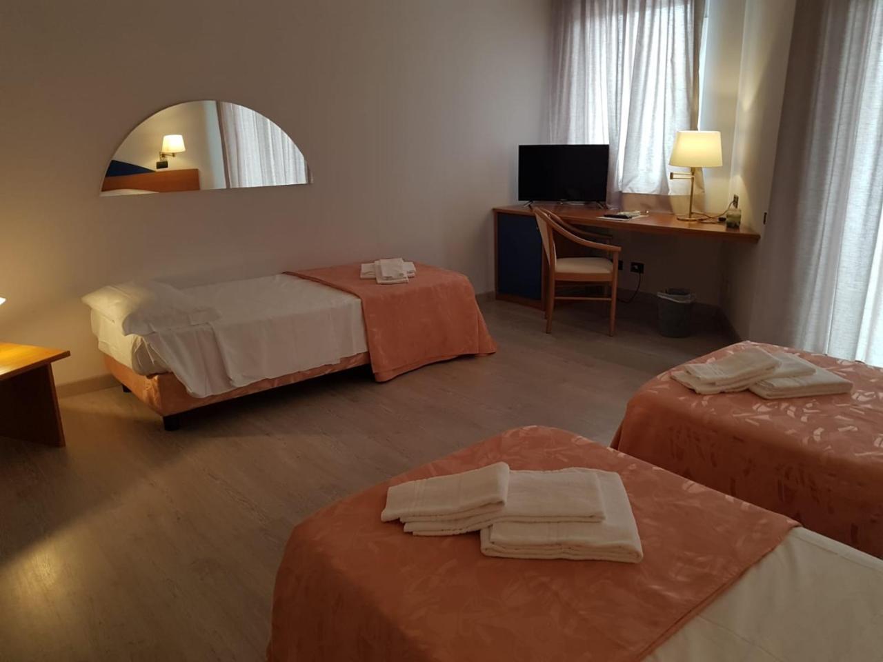 Roero Park Hotel Sommariva Perno Екстер'єр фото